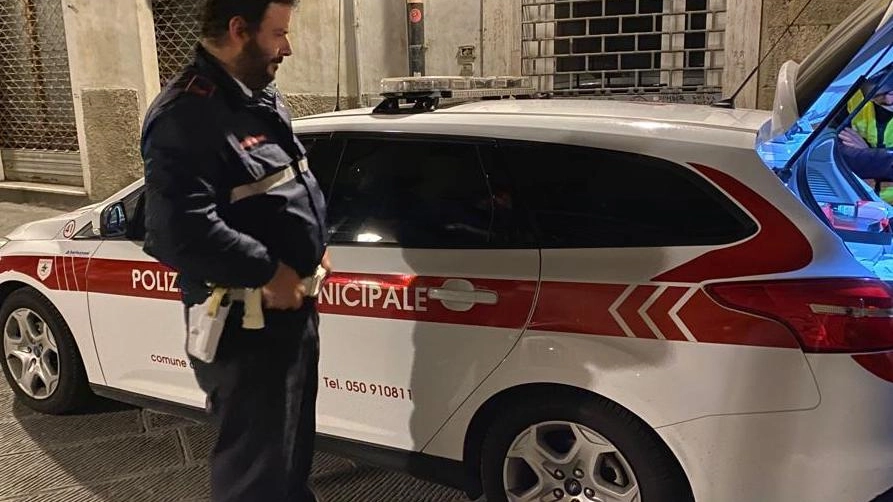 Un controllo della polizia municipale di Pisa