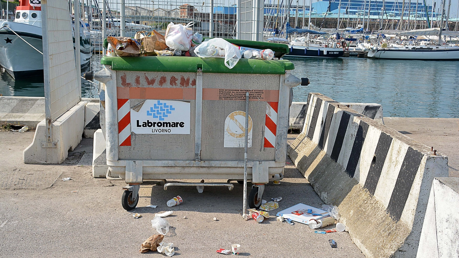 Degrado nel porto mediceo di Livorno (Foto Lanari)