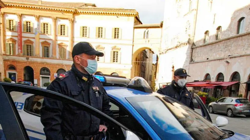 Era ai domiciliari, finisce in cella Assale il compagno della madre e scappa con la sua macchina Era ai domiciliari, finisce in cella Assale il compagno della madre e scappa con la sua macchina