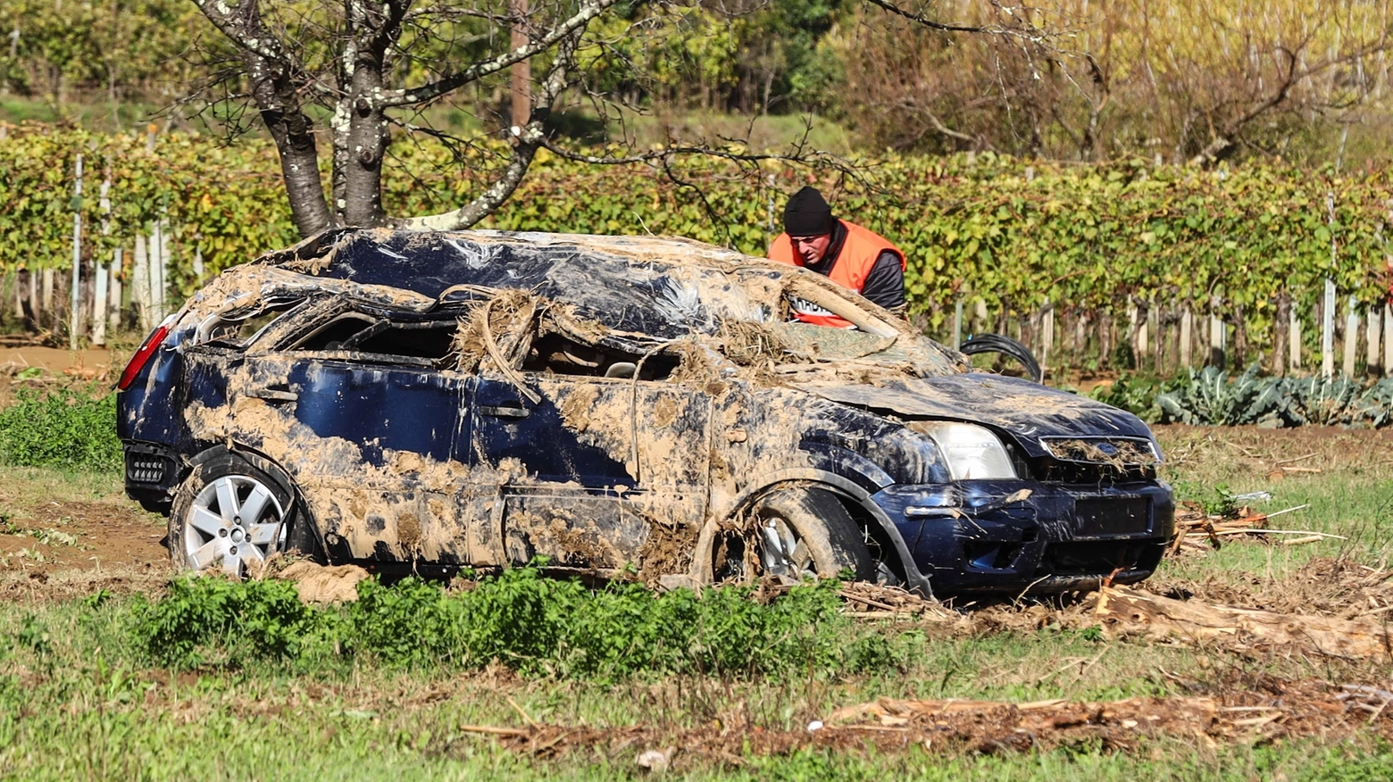 L'auto della coppia ritrovata (Foto Germogli) L'auto della coppia ritrovata (Foto Germogli)