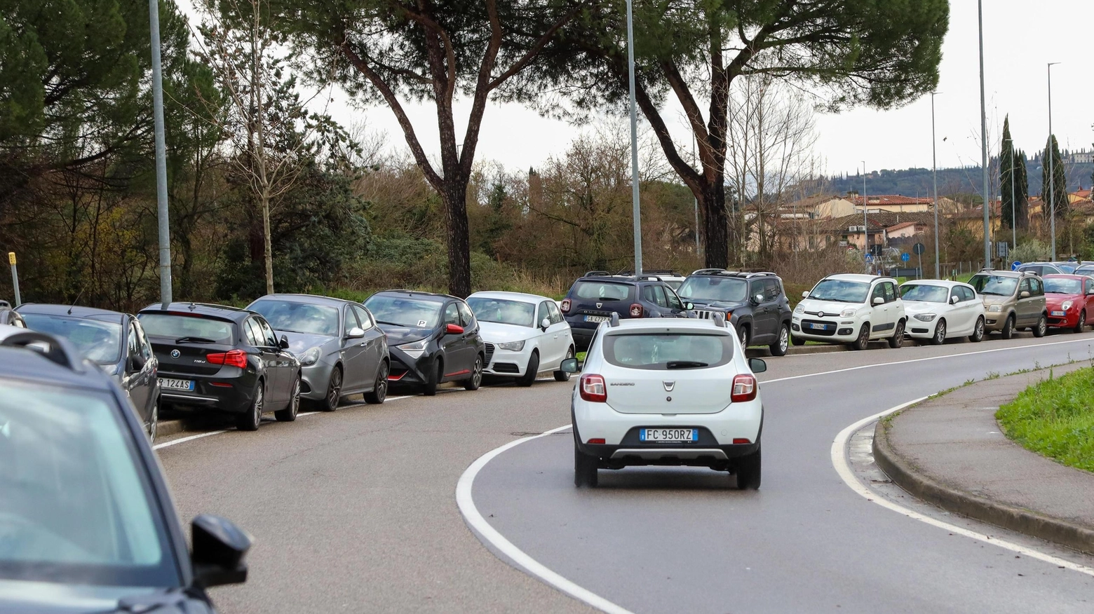 Cittadini diffidano sindaco: "Basta sosta selvaggia". Nel mirino finisce l’Aurelia Cittadini diffidano sindaco: "Basta sosta selvaggia". Nel mirino finisce l’Aurelia