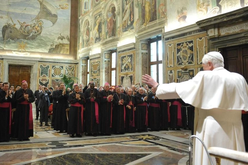 Papa Benedetto XVI nella Biblioteca apostolica del Vaticano nel 2007