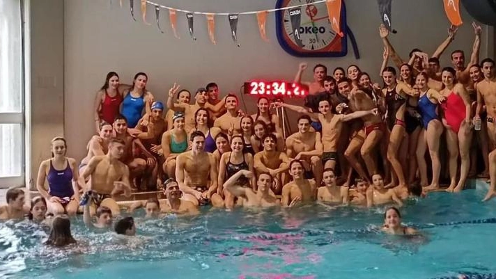 Gli atleti della Rari Nantes protagonisti del record nella staffetta sui 25 metri in vasca