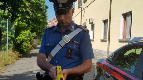 L'uomo è stato immobilizzato col taser dai carabinieri