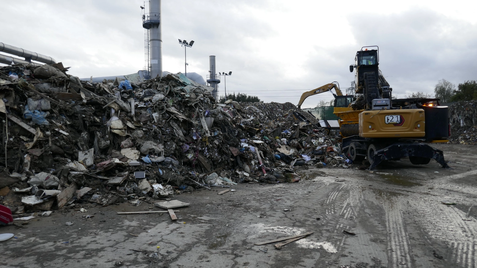 La discarica di rifiuti a Prato dopo l'alluvione (Foto Attalmi)