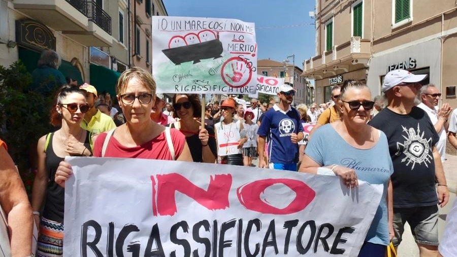Protesta contro il rigassificatore a Piombino (Foto Novi)