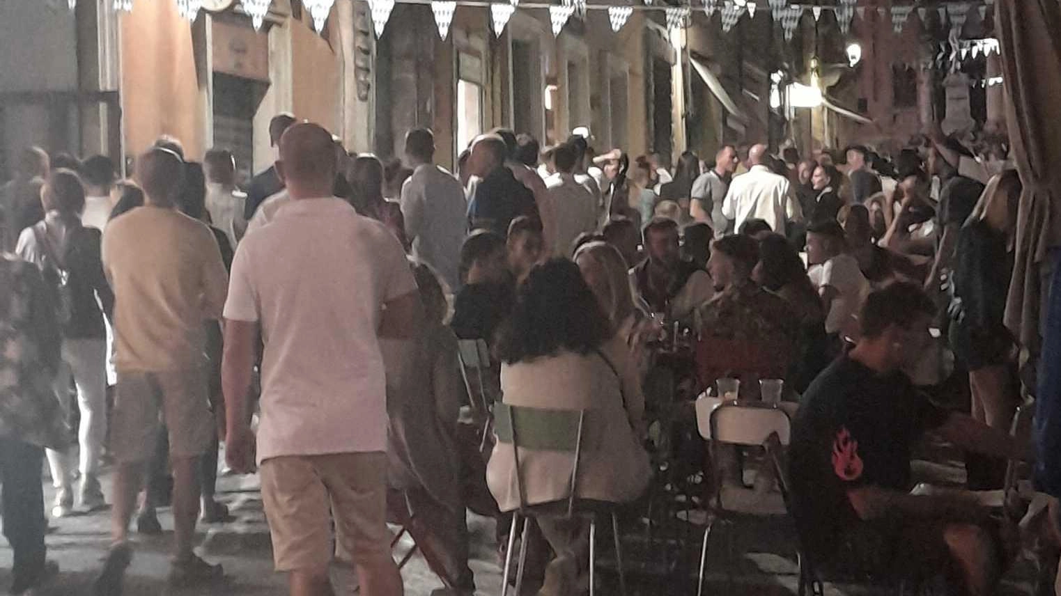"Città pericolosa senza ragazzi" Coro di solidarietà al bar ’Diverso’ "Città pericolosa senza ragazzi" Coro di solidarietà al bar ’Diverso’