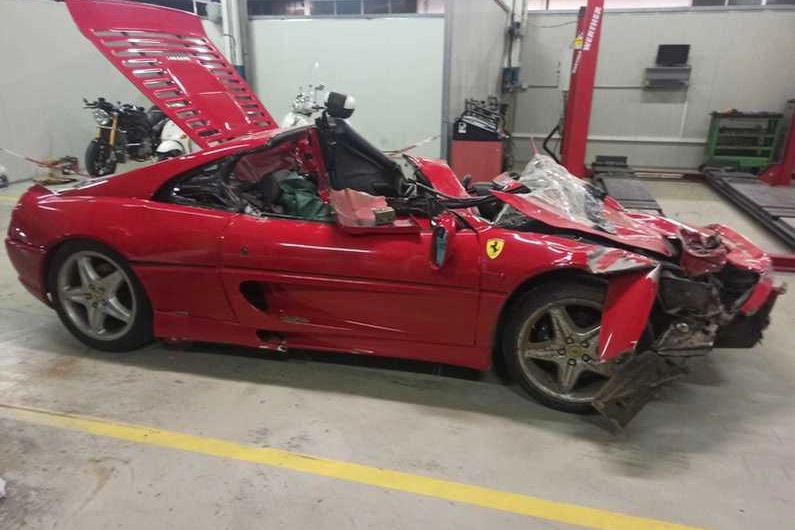 La Ferrari distrutta (foto Polizia Stradale Pisa)