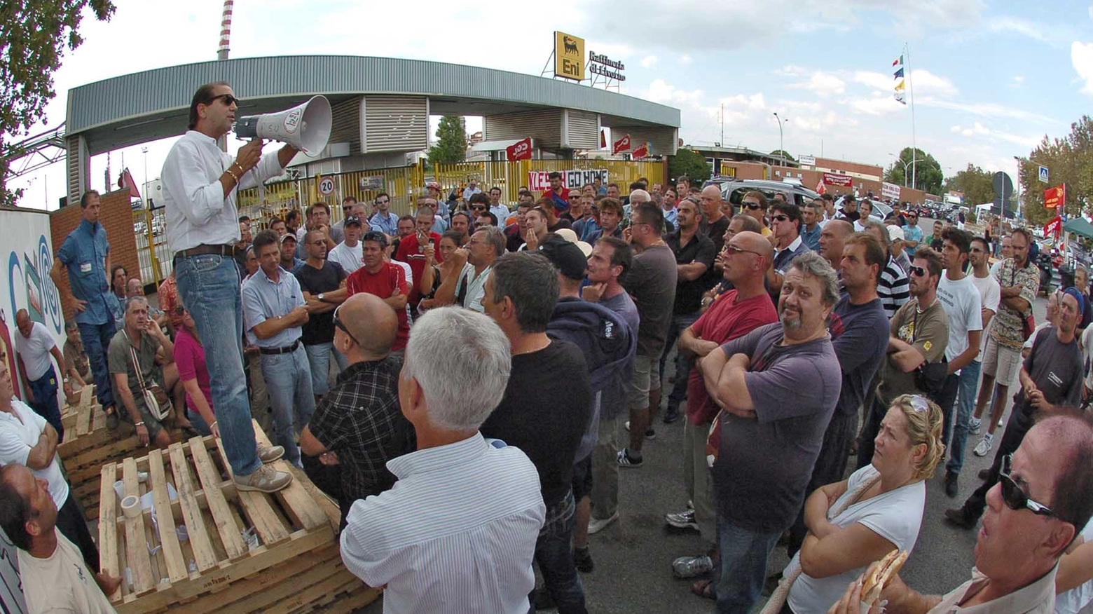 Livorno: la protesta dei dipendenti della raffineria Eni