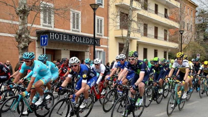 La città si tinge di rosa  Arriva il ’’Giro d’Italia’’  Raffica di big del ciclismo