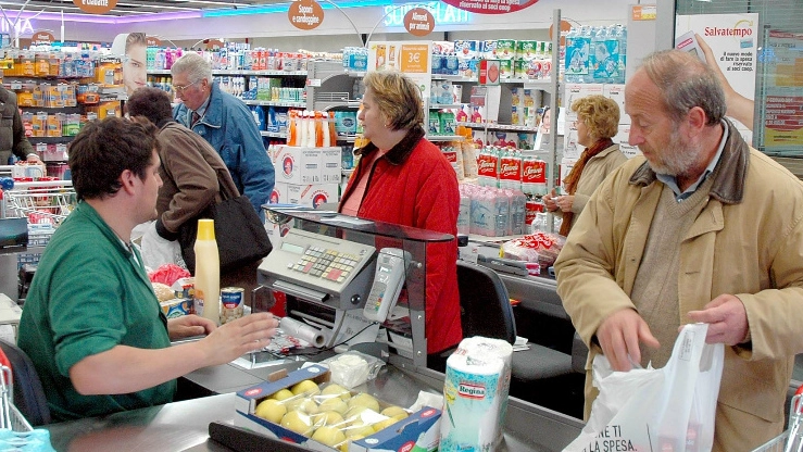 Clienti al supermercato (foto di repertorio)