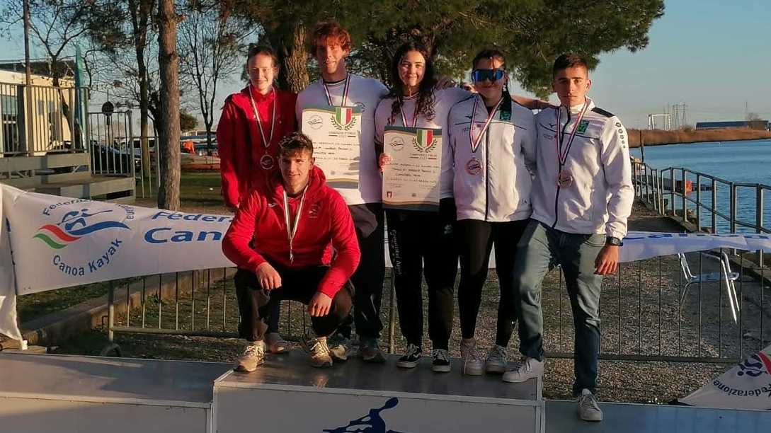 I canoisti della Canottieri Arno festeggiano il titolo nazionale