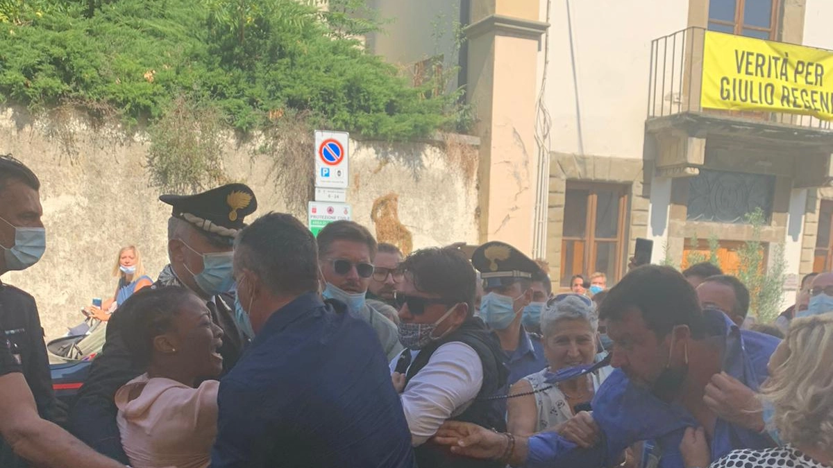 L'aggressione a Salvini (foto Elisa Tozzi)
