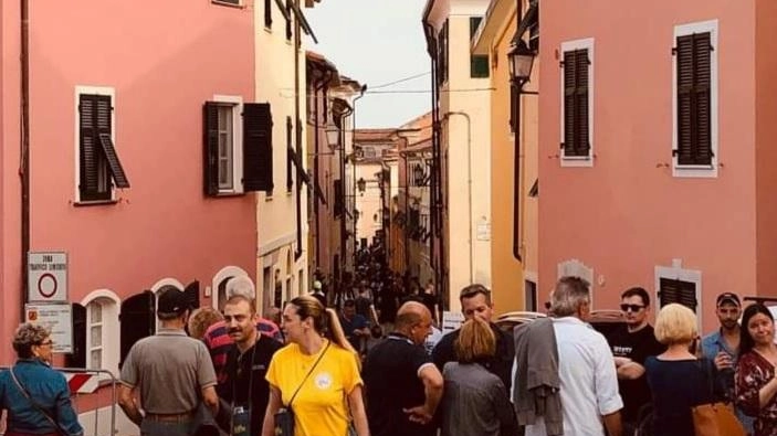 Ma che domenica bestiale. Così Castelnuovo celebra la sua bandiera arancione Ma che domenica bestiale. Così Castelnuovo celebra la sua bandiera arancione