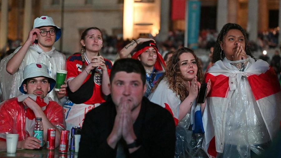 Tifosi inglesi in lacrime dopo la sconfitta ai rigori