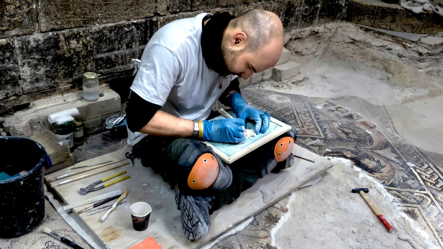 Uno dei restauratori della Piacenti spa impegnato nel ricomporre i mosaici del pavimento