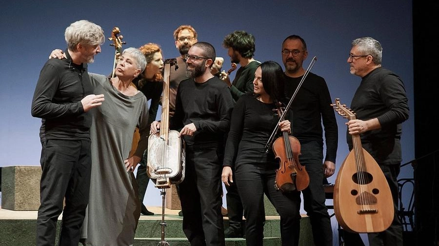 Ottavia Piccolo con i musicisti dell'Orchestra Multietnica