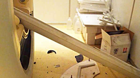 I danni al macchinario provocati dalla pulizia della stanza con l'aspirapolvere (Foto Crocchioni)