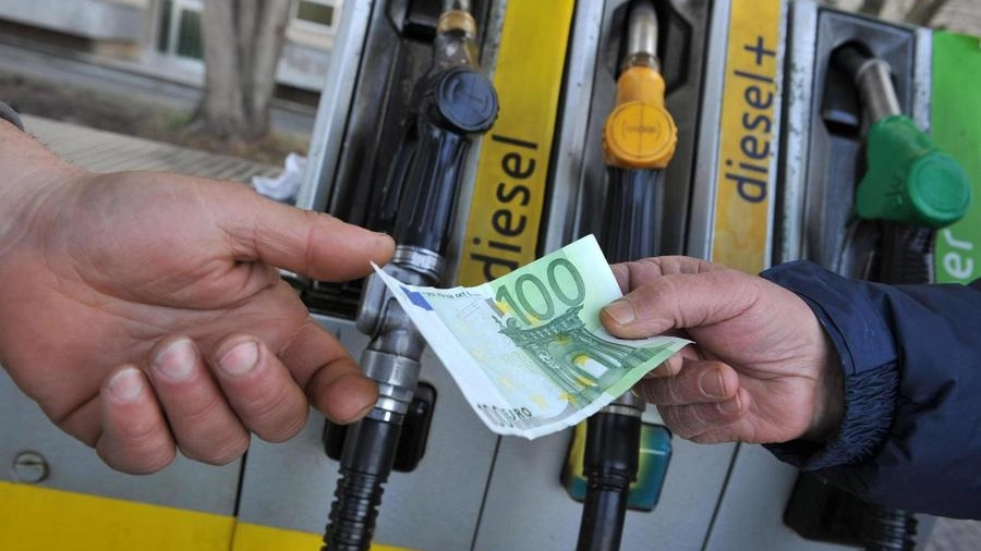 Prezzo della benzina ai massimi degli ultimi due anni