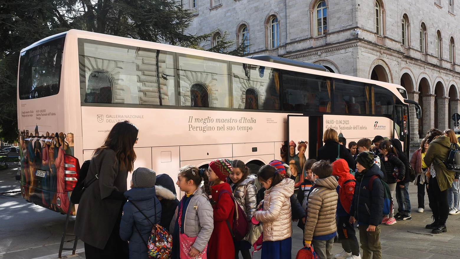 Gli studenti in Galleria con il “Bus del Perugino“