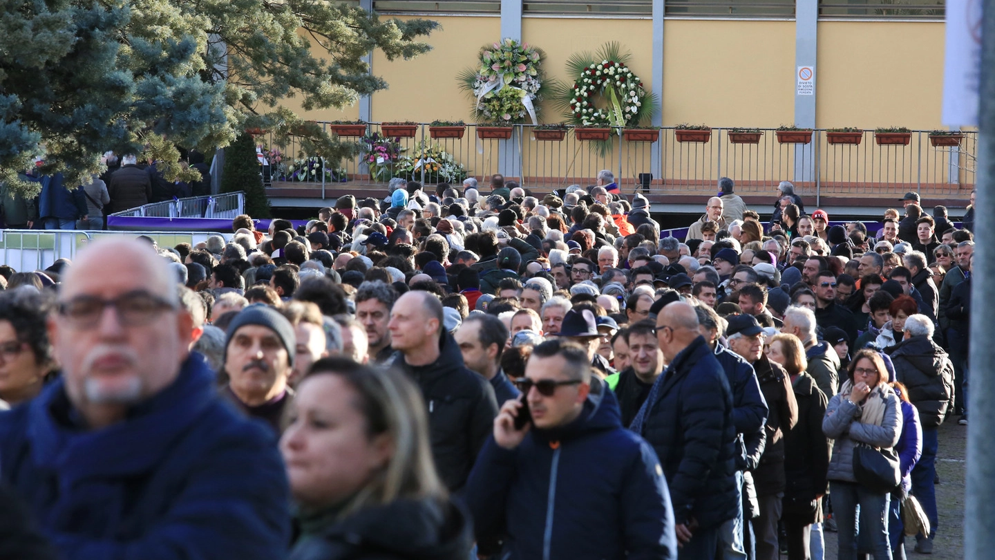 I tifosi in fila a Coverciano (foto Germogli)