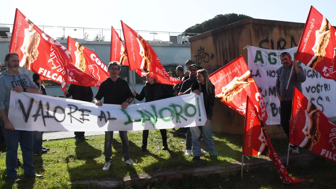 Agrolab, la manifestazione di dipendenti e rappresentanti sindacali