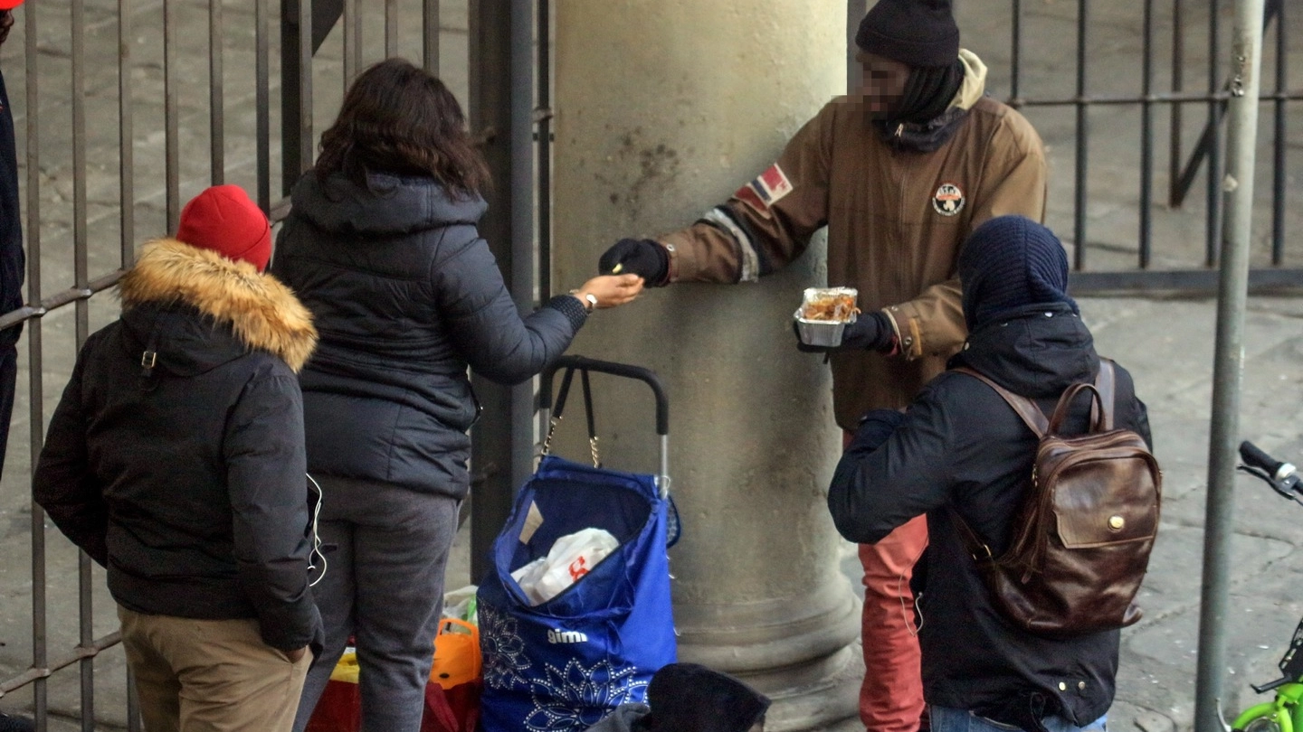 Firenze, piazza Santa Maria Novella: vendita abusiva di cibo (Germogli) 