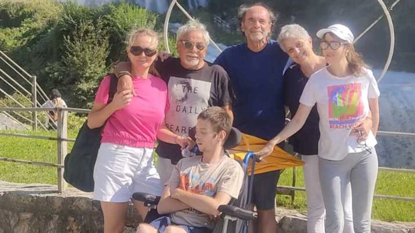Il ragazzo con la sua famiglia durante la vacanza Il ragazzo con la sua famiglia durante la vacanza
