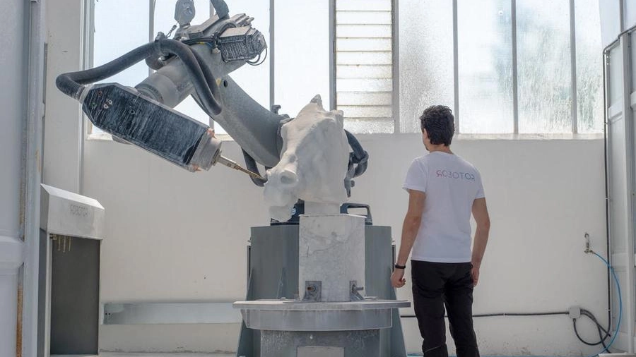 Il robot 'scolpisce' i marmi del Partenone