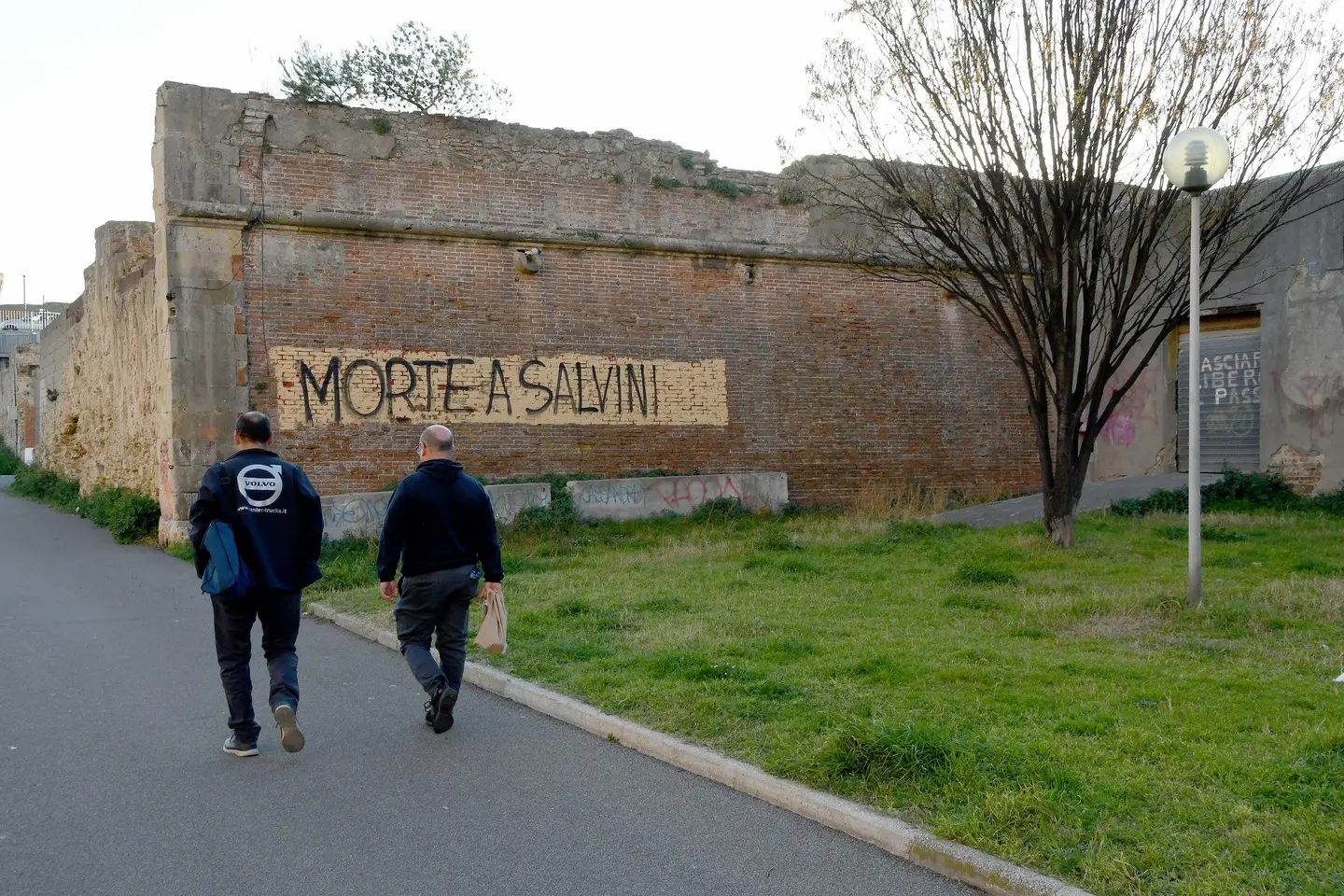 Livorno, scritta "Morte a Salvini" su un muro nella zona della Venezia