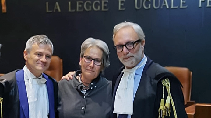 Marzia Corini insieme agli avvocati Vittorio Manes e Giacomo Franzitta