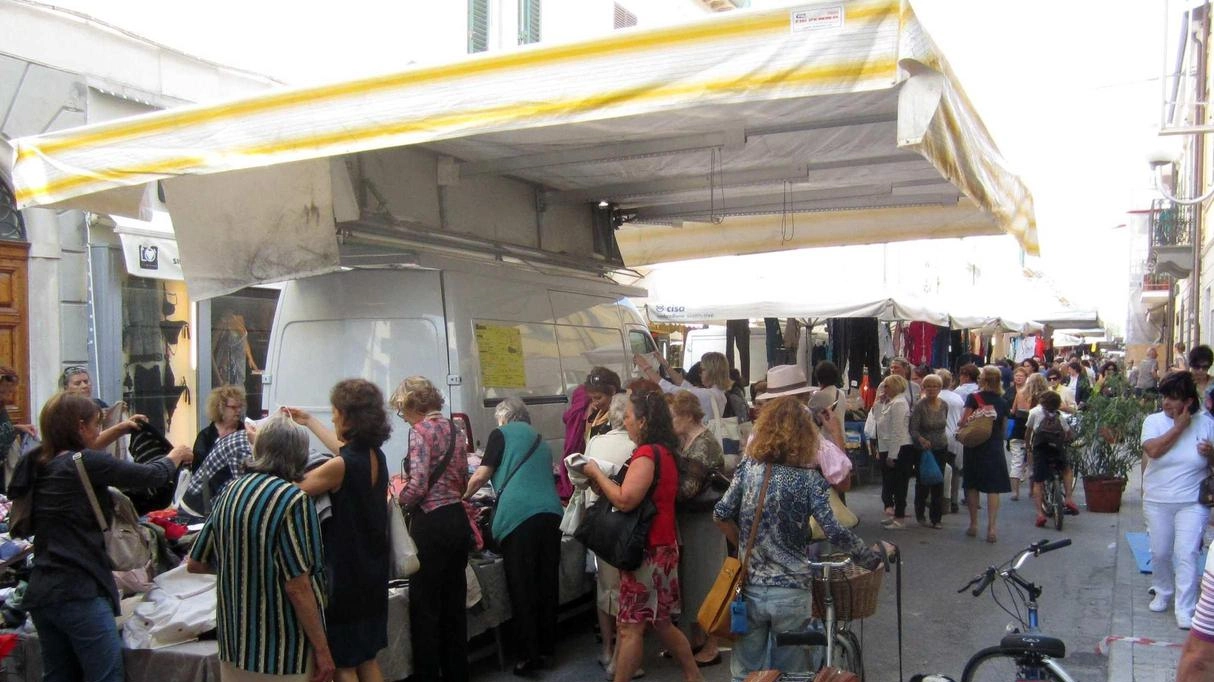 Centro storico stravolto. Chiudono altri negozi e bar: "Non ce la facciamo più"