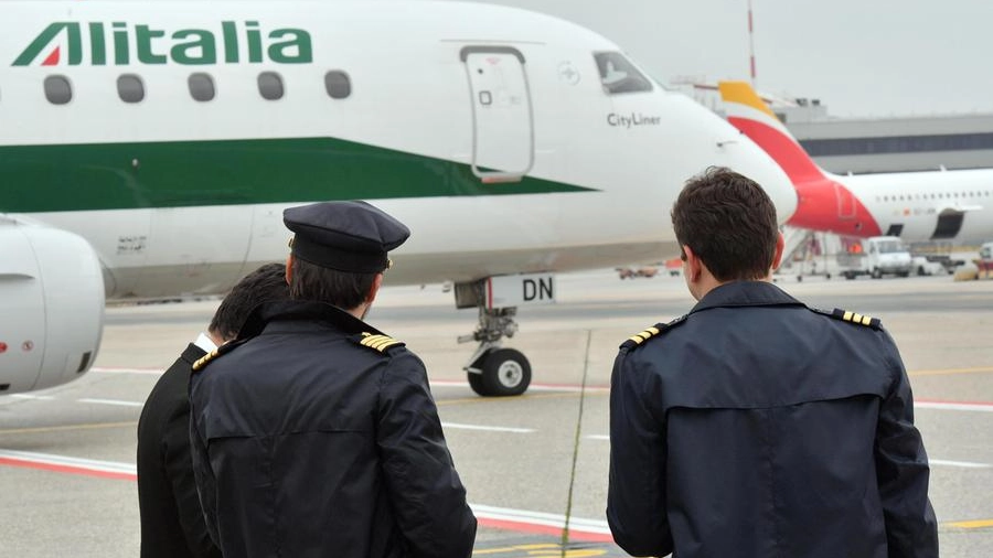 Alitalia, piloti e aereo: foto generica (Ansa)