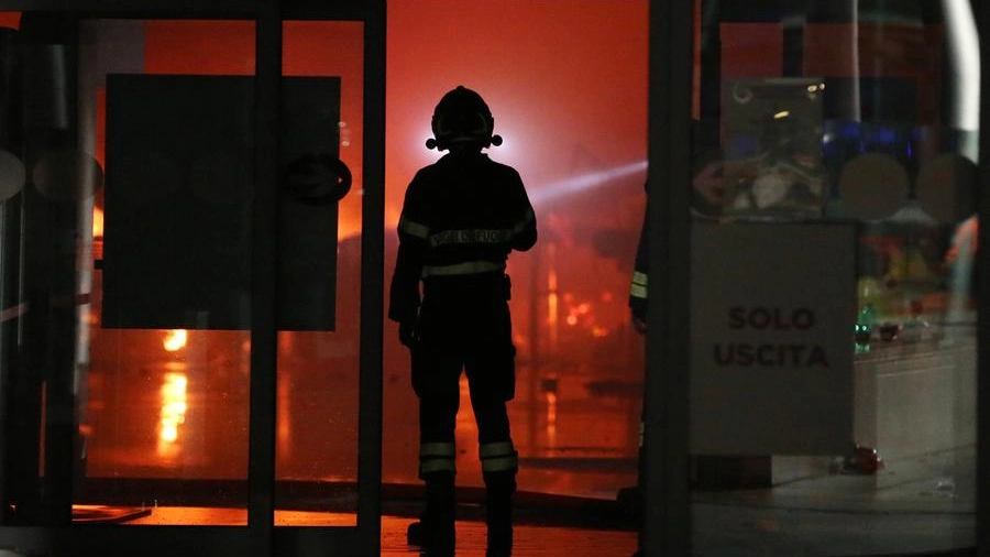 Un vigile del fuoco dentro la struttura (New Press Photo)