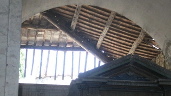Il tetto lesionato della chiesa di San Lorenzo in Vineis