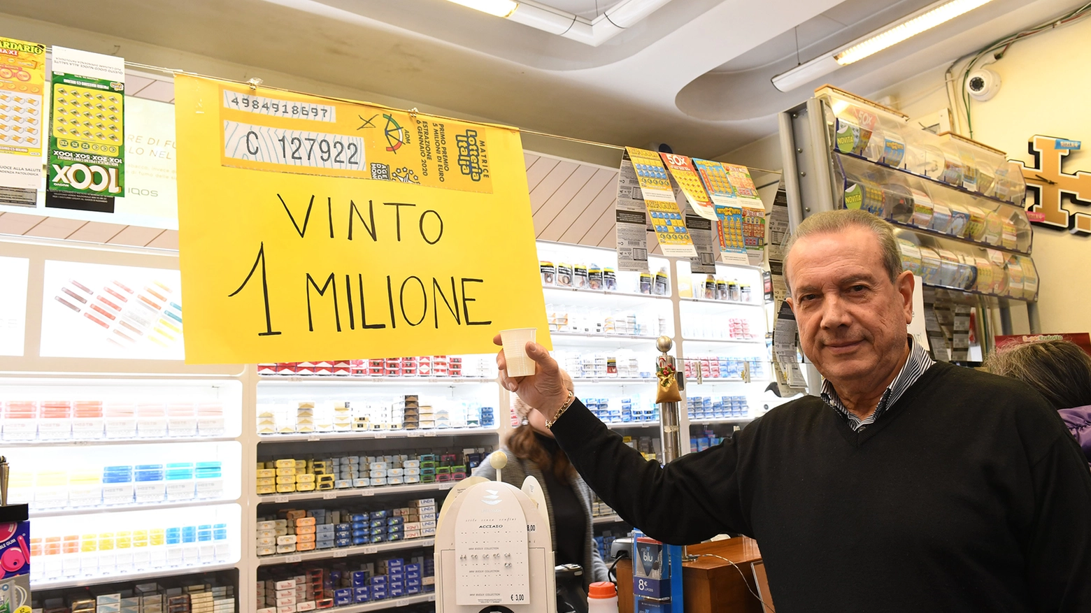 Antonio Trapani mostra il cartello che annuncia la vincita (foto Alcide)  