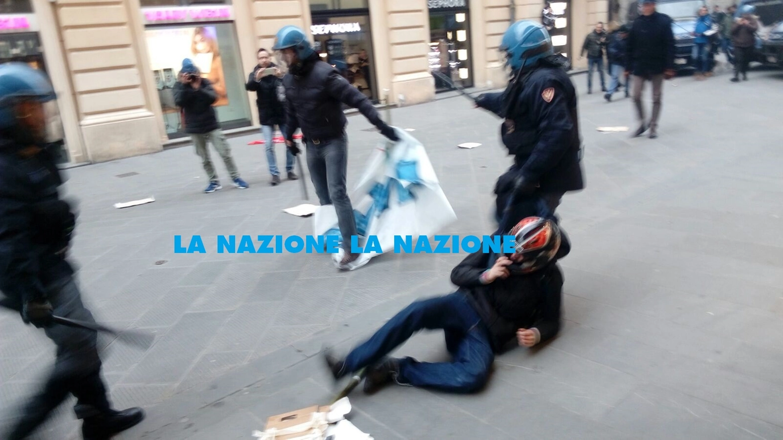 Scontri a Pisa al corteo anti-Salvini