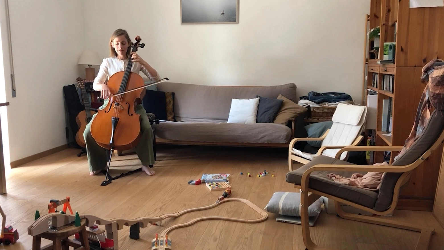 La violoncellista Naomi Berril suona nel suo salotto invaso dai giochi dei bambini