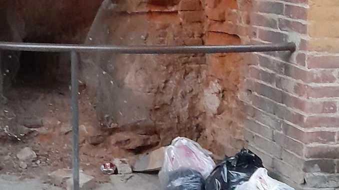 

Immondizia a Empoli Porta Pisana: rifiuti abbandonati vicino alle mura antiche