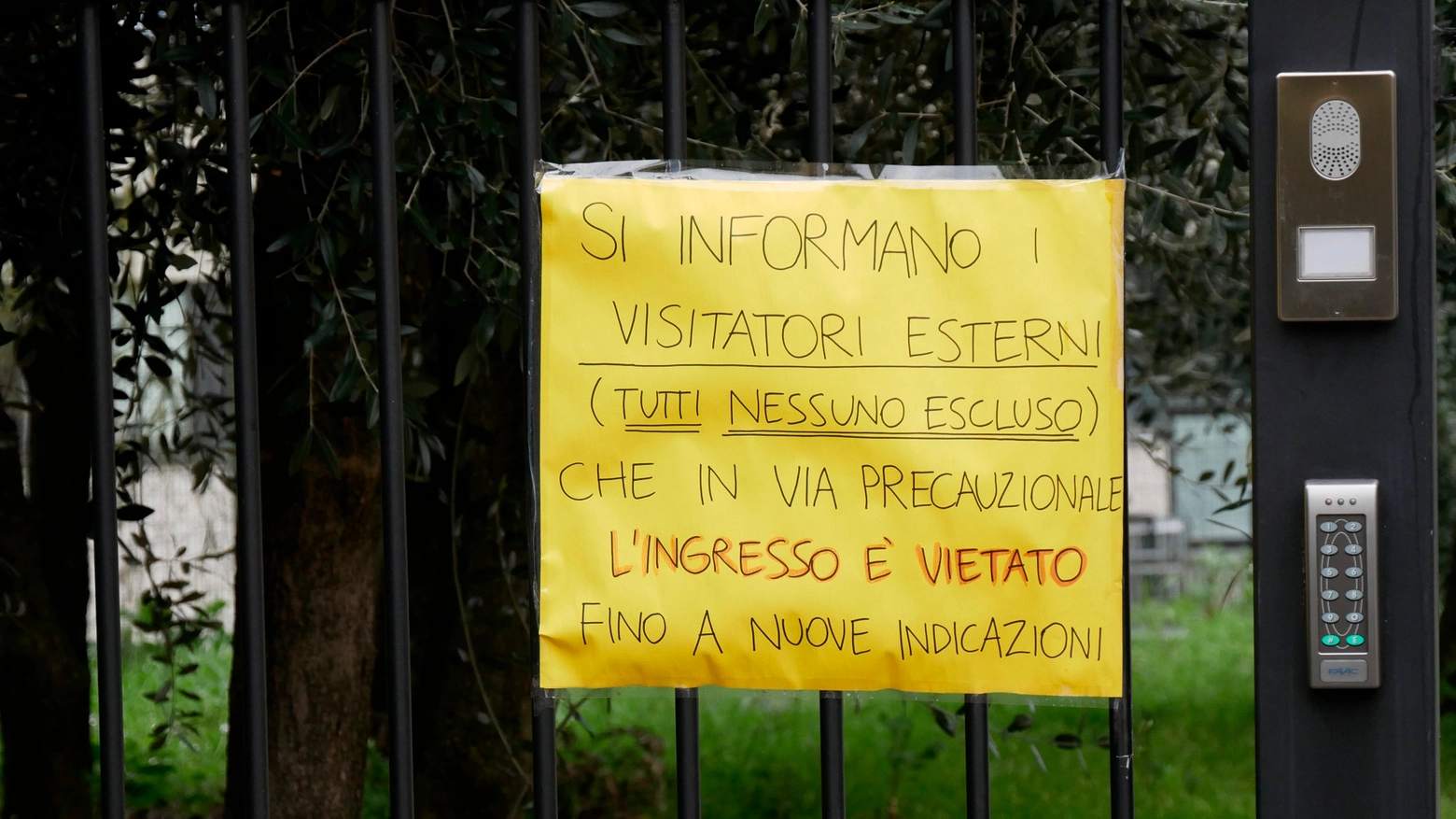 Il cartello che indica la chiusura alle visite della rsa di Comeana