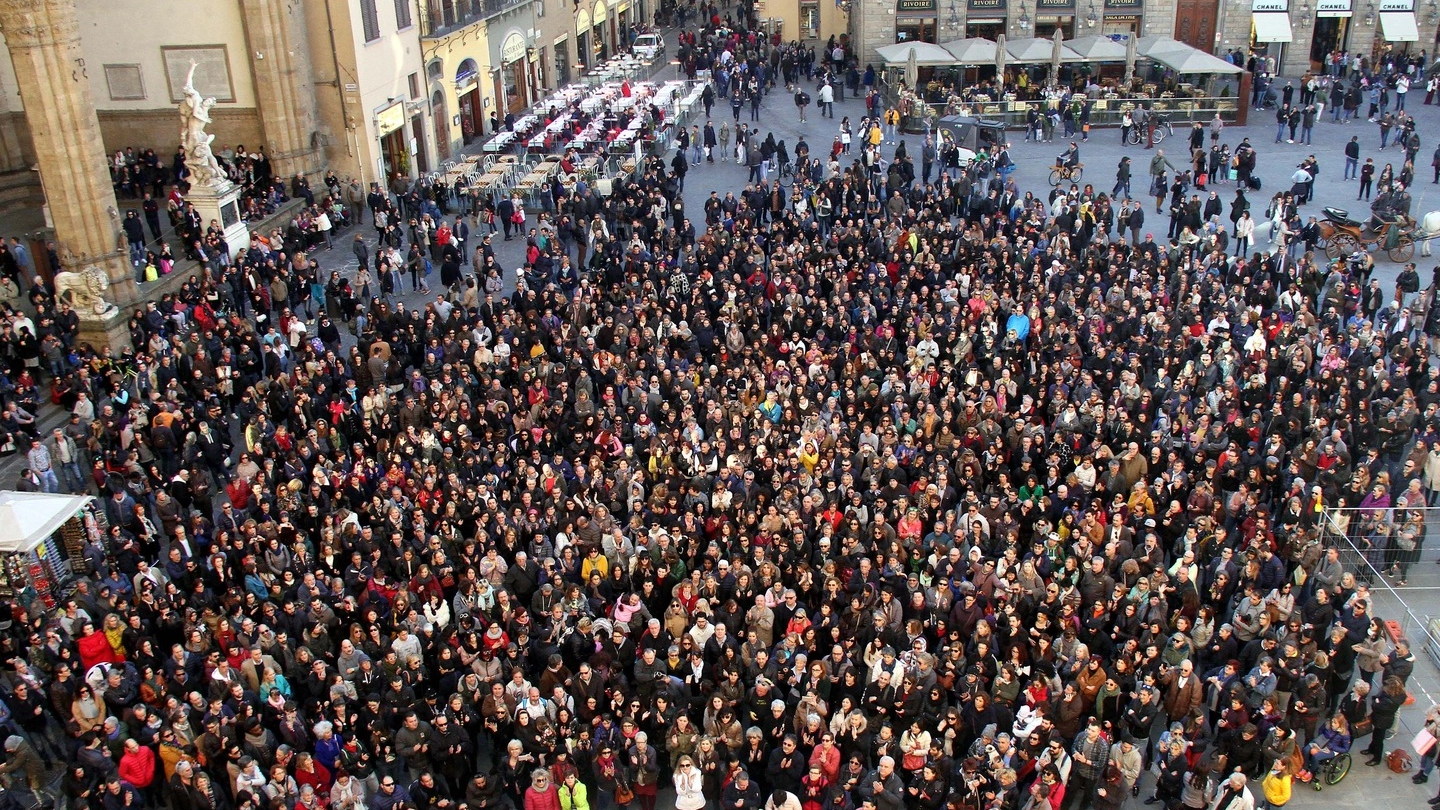 La folla in piazza della Signoria (New Press Photo)