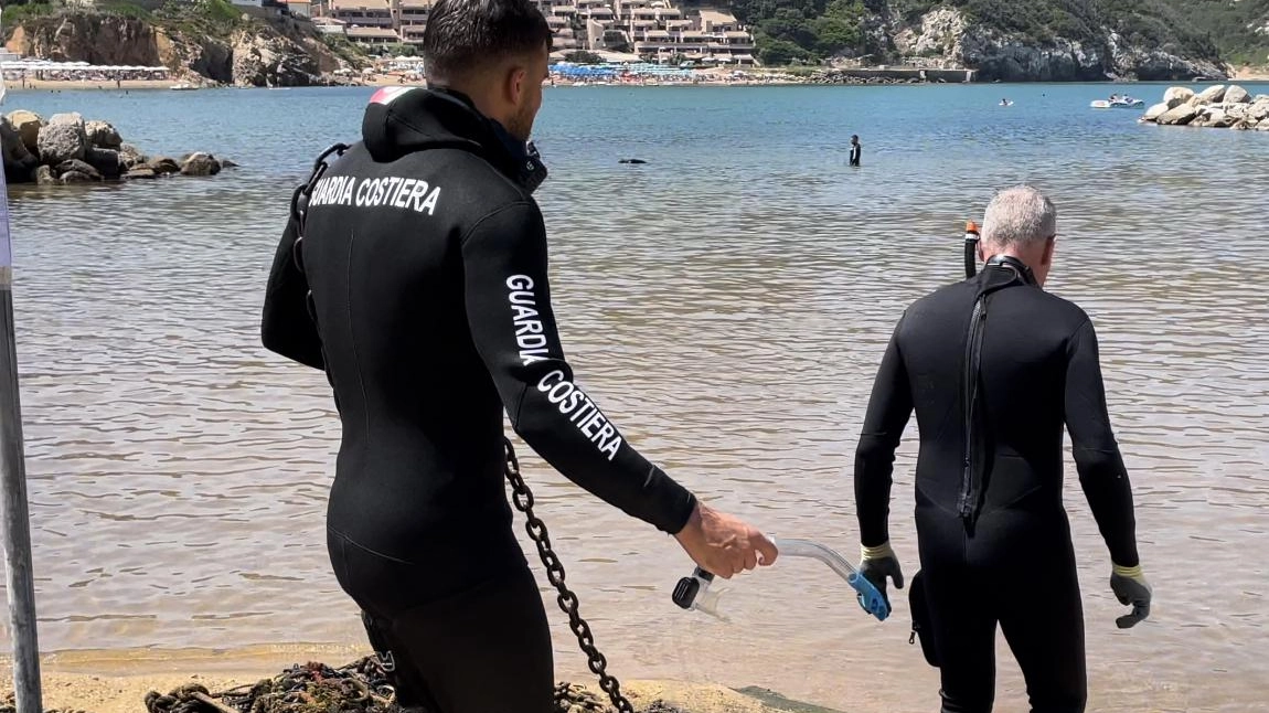 Smantellato il porticciolo al Campese, tolte tre tonnellate di cavi Smantellato il porticciolo al Campese, tolte tre tonnellate di cavi