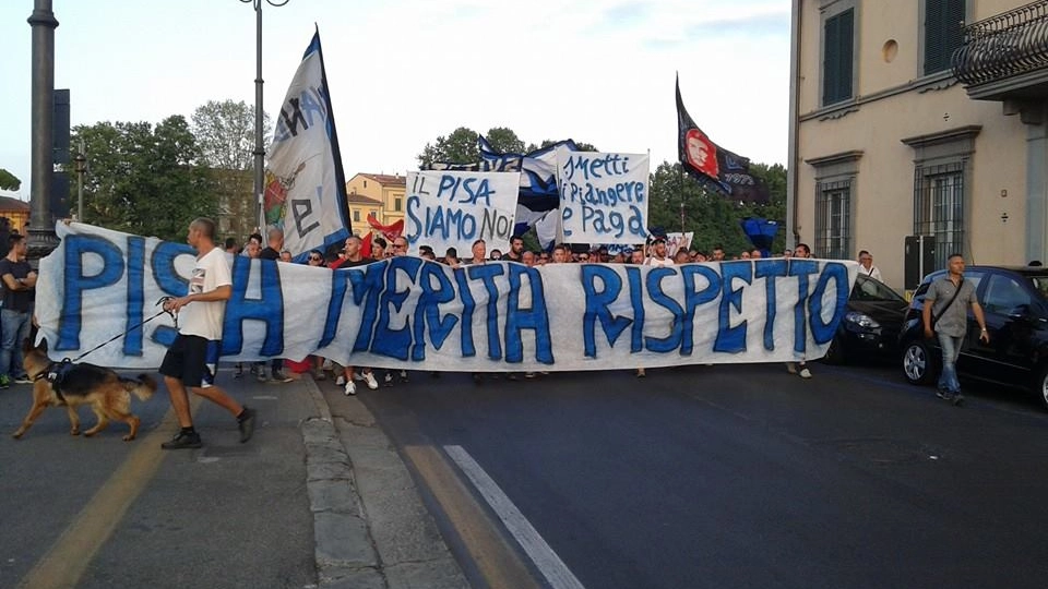 Pisa, manifestazione degli ultras in Lungarno Galilei