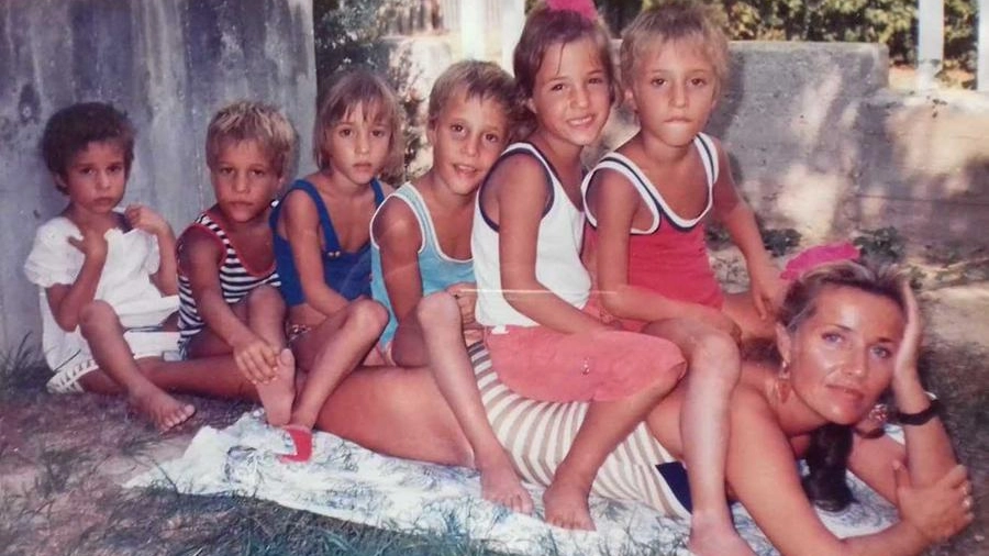 Mamma Rosanna con i figli Fabrizio, Giorgio, Roberto, Francesco, Letizia e Linda 