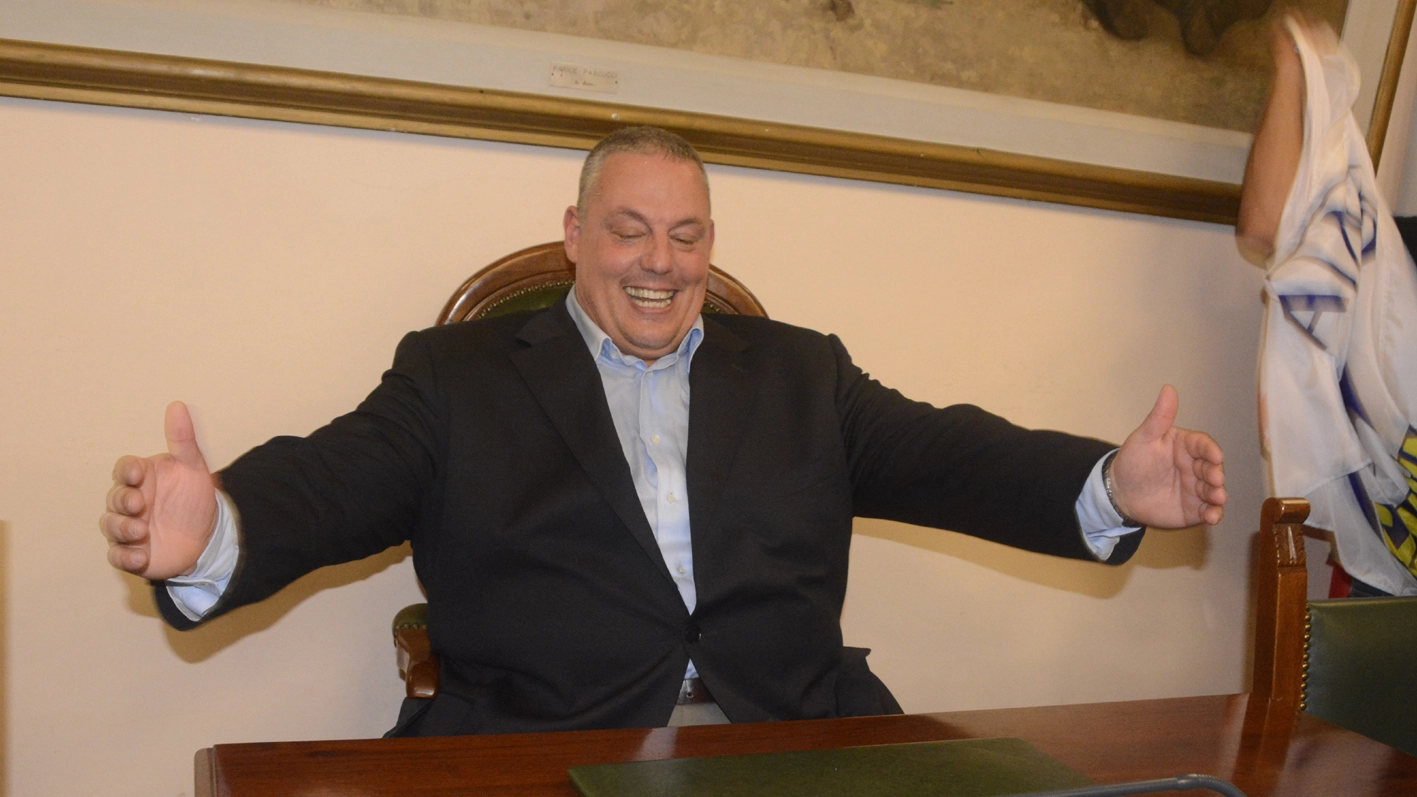 Vivarelli Colonna si siede sulla poltrona di sindaco (Aprili)