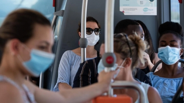 Passeggeri con mascherina su un bus (immagine di repertorio)