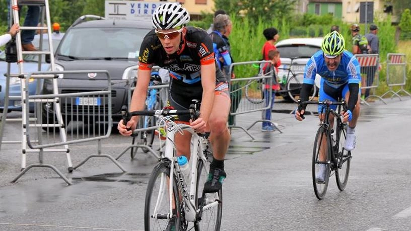 Luca Castagnoli durante una delle ultime corse ciclistiche a cui ha partecipato
