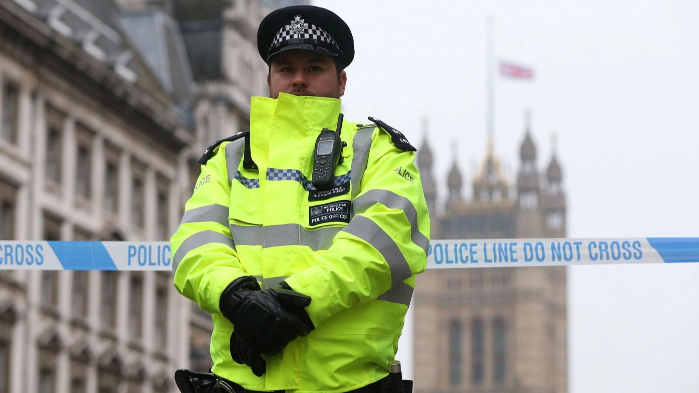 Attentato Londra, un poliziotto presidia la zona del Parlamento (Lapresse)
