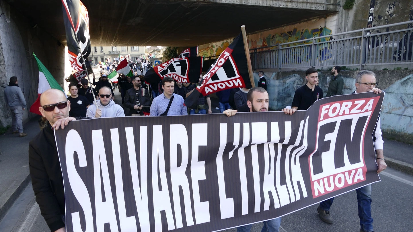 Il corteo di Forza Nuova lo scorso marzo a Prato (foto Attalmi)