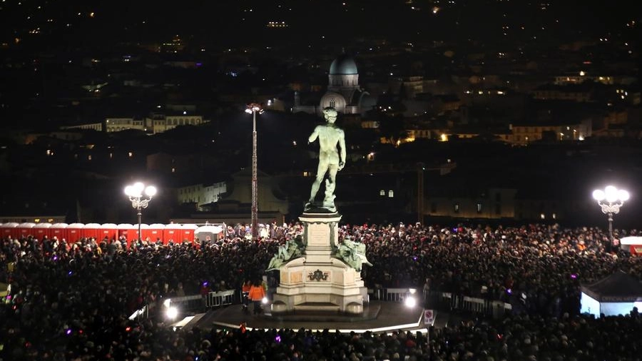 Capodanno al piazzale Michelangelo (Foto NewPressPhoto)